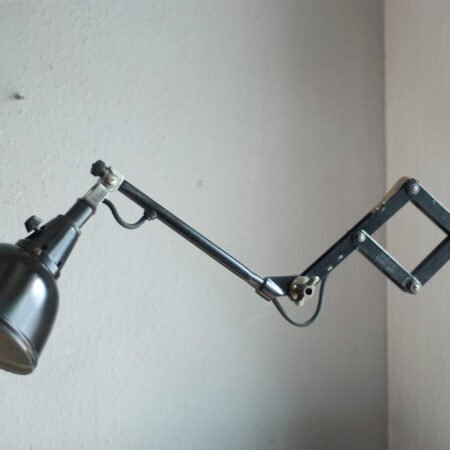 Kurze schwarze Scherenlampe Midgard 109 DRGM DRP