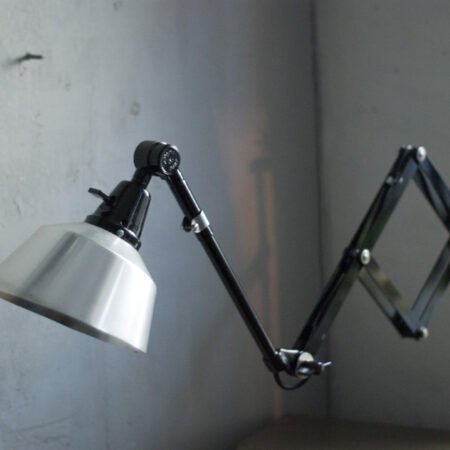 Schwarze Scherenlampe Midgard DDRP Typ 1000-II