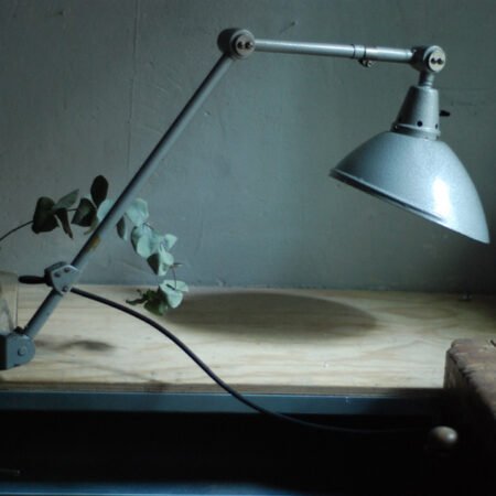 Midgard rare table lamp with grey hammertone coat