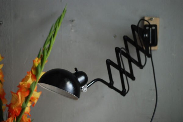 Helo scissor lamp with rare round shade