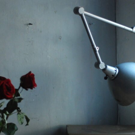 Wandlampe Midgard in Hammerschlag grau